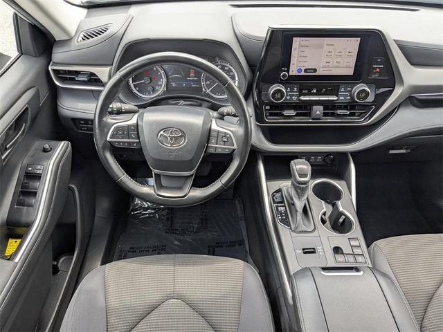 Photo of 2023 Pearl Toyota Highlander