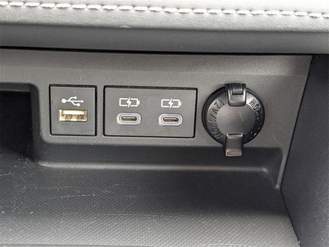 Photo of 2023 Pearl Toyota Highlander
