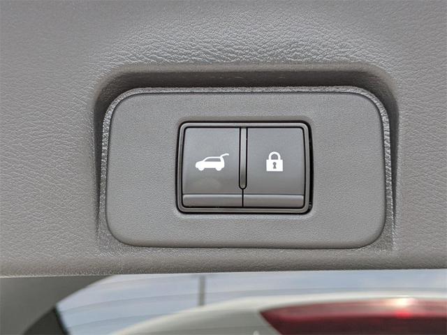 Photo of 2023 Pearl White Tricoat Nissan Rogue