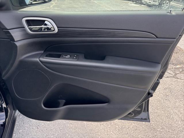 Photo of 2021 Diamond Black Crystal Pearlcoat Jeep Grand Cherokee