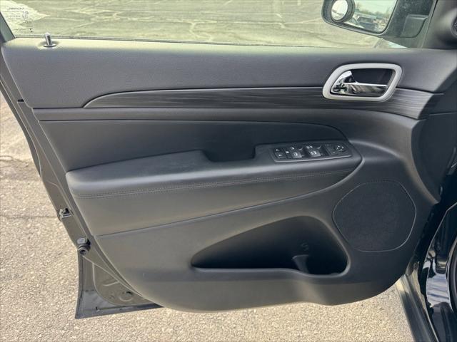 Photo of 2021 Diamond Black Crystal Pearlcoat Jeep Grand Cherokee
