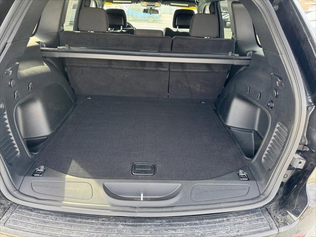 Photo of 2021 Diamond Black Crystal Pearlcoat Jeep Grand Cherokee