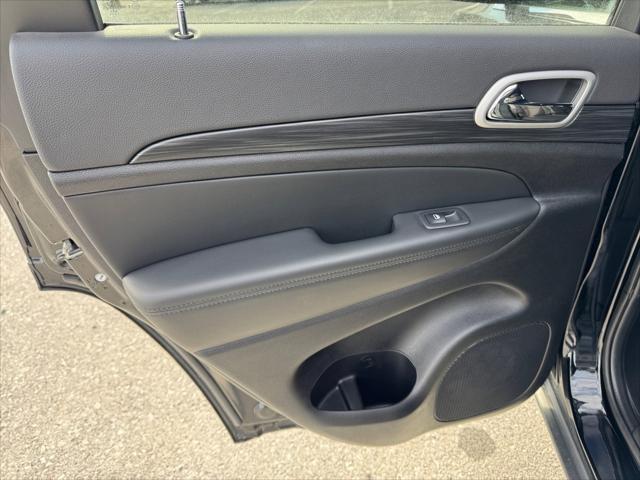 Photo of 2021 Diamond Black Crystal Pearlcoat Jeep Grand Cherokee