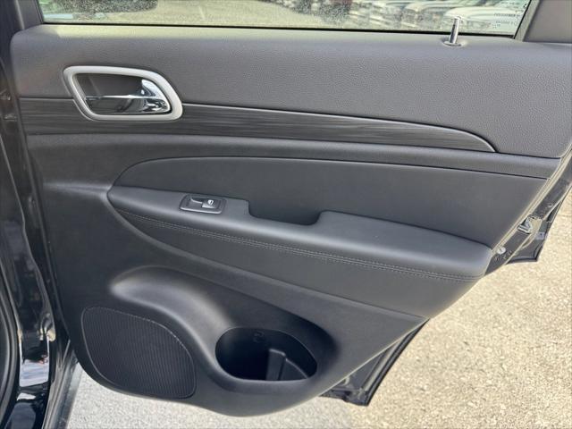 Photo of 2021 Diamond Black Crystal Pearlcoat Jeep Grand Cherokee