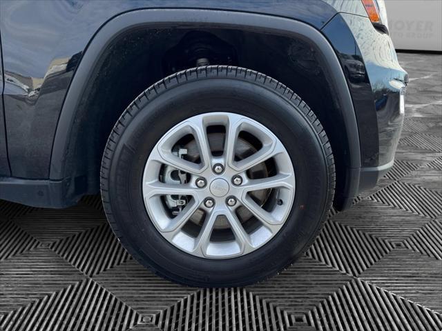 Photo of 2021 Diamond Black Crystal Pearlcoat Jeep Grand Cherokee