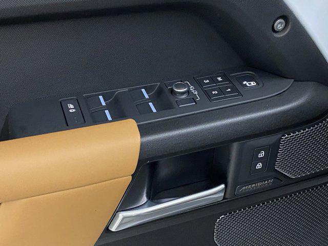 Photo of 2023 Yulong White Metallic Land Rover Defender