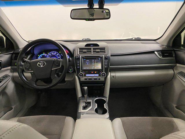 Photo of 2014 Super White Toyota Camry Hybrid