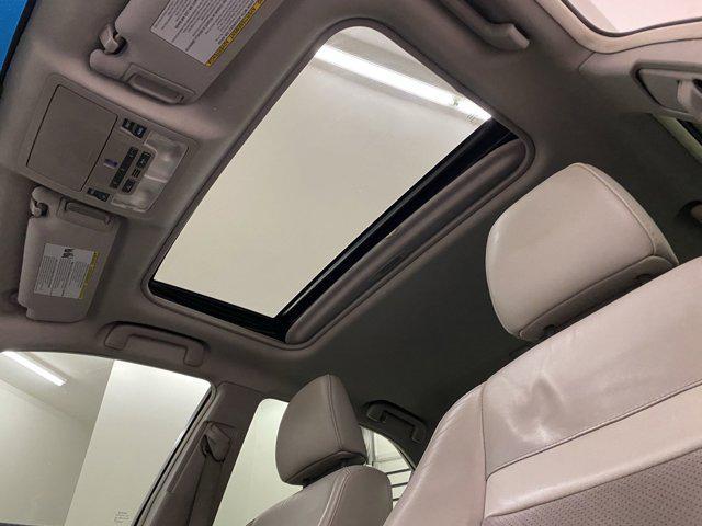Photo of 2014 Super White Toyota Camry Hybrid
