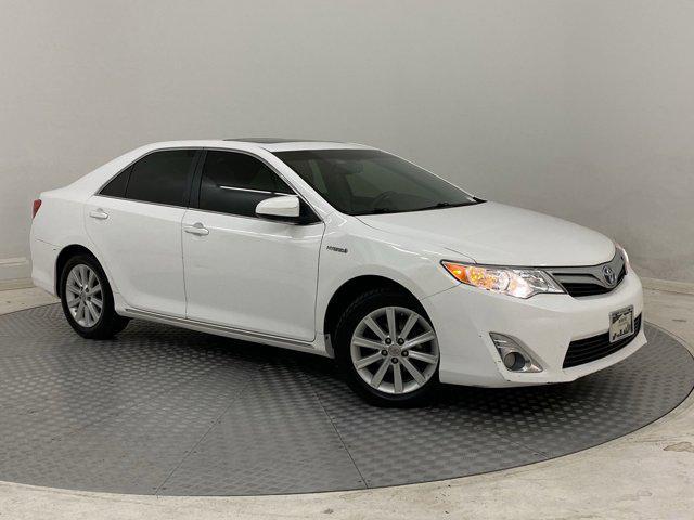 Photo of 2014 Super White Toyota Camry Hybrid