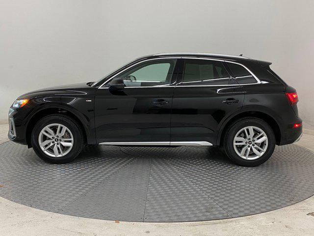 Photo of 2023 Mythos Black Metallic Audi Q5