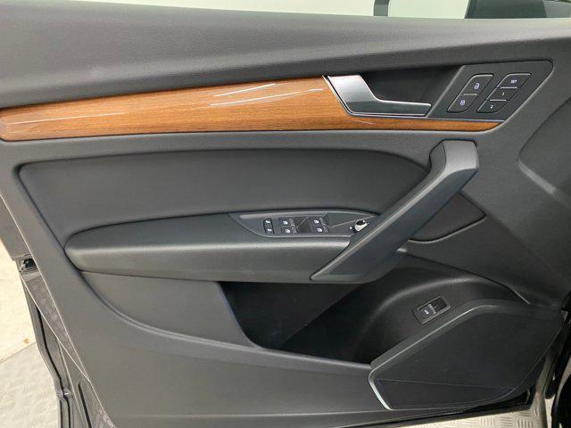 Photo of 2023 Mythos Black Metallic Audi Q5