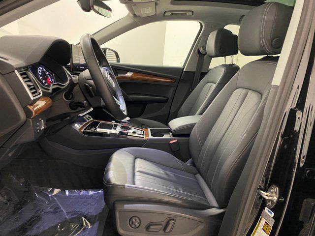 Photo of 2023 Mythos Black Metallic Audi Q5