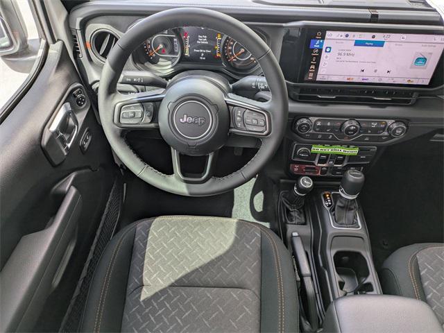 Photo of 2025 Bright White Clearcoat Jeep Gladiator