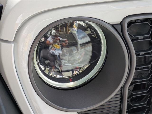 Photo of 2025 Bright White Clearcoat Jeep Gladiator