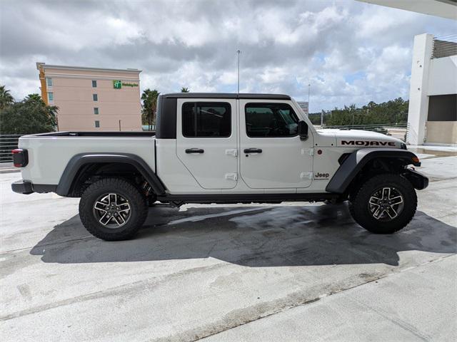 Photo of 2025 Bright White Clearcoat Jeep Gladiator