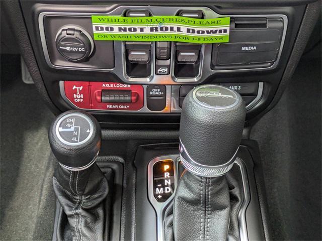 Photo of 2025 Bright White Clearcoat Jeep Gladiator