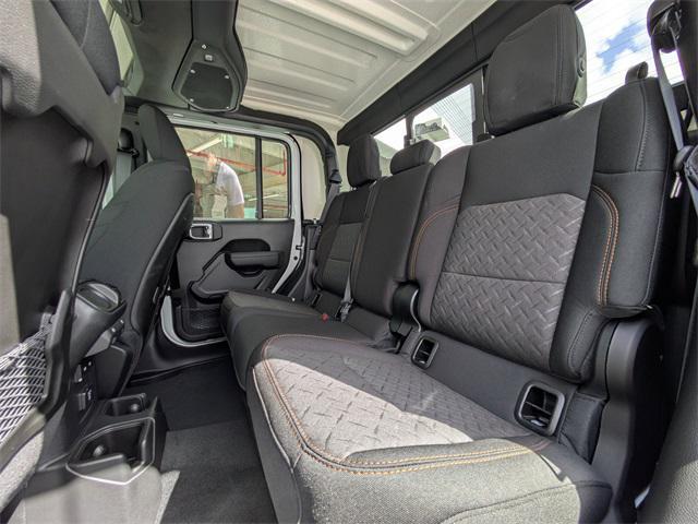 Photo of 2025 Bright White Clearcoat Jeep Gladiator
