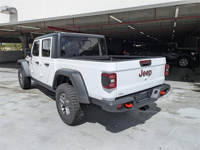 Photo of 2025 Bright White Clearcoat Jeep Gladiator