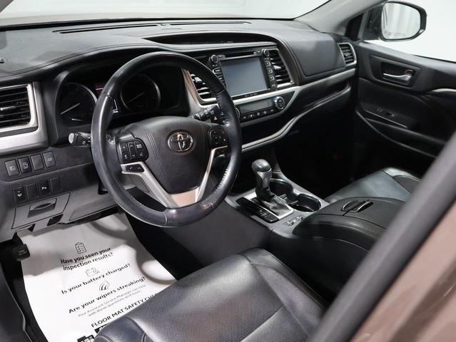 Photo of 2019 Toasted Walnut Pearl Toyota Highlander