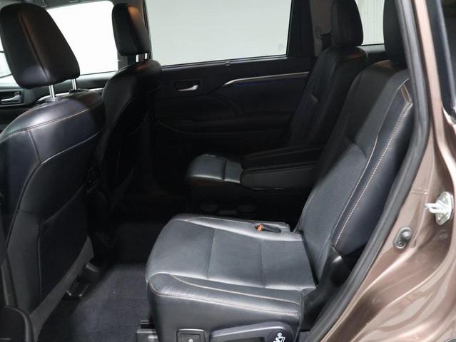 Photo of 2019 Toasted Walnut Pearl Toyota Highlander