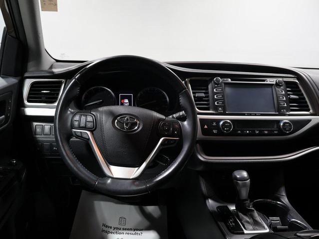 Photo of 2019 Toasted Walnut Pearl Toyota Highlander