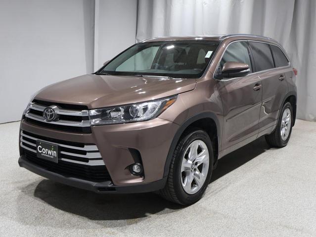 Photo of 2019 Toasted Walnut Pearl Toyota Highlander