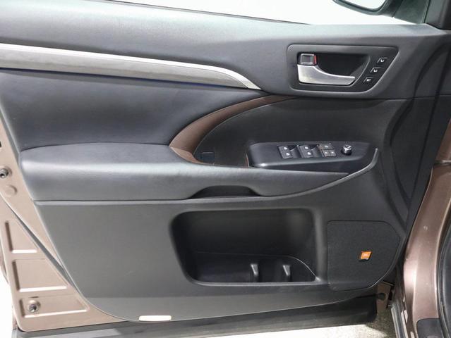Photo of 2019 Toasted Walnut Pearl Toyota Highlander
