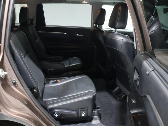 Photo of 2019 Toasted Walnut Pearl Toyota Highlander