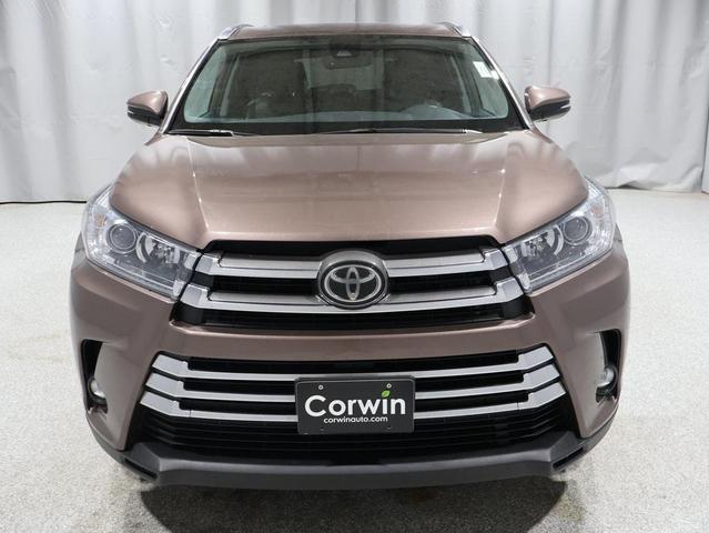 Photo of 2019 Toasted Walnut Pearl Toyota Highlander