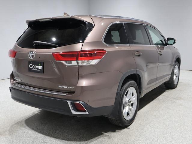 Photo of 2019 Toasted Walnut Pearl Toyota Highlander