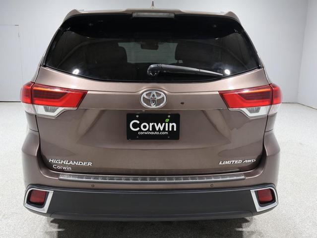 Photo of 2019 Toasted Walnut Pearl Toyota Highlander