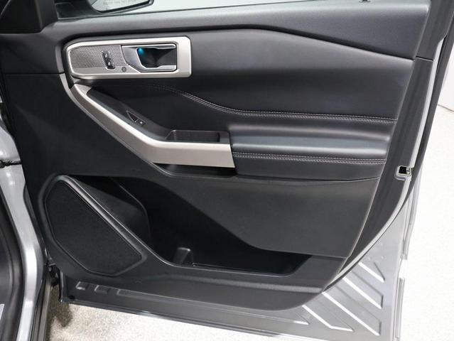 Photo of 2023 Iconic Silver Metallic Ford Explorer