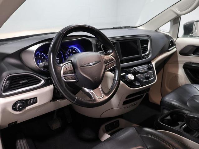 Photo of 2020 Granite Crystal Metallic Clearcoat Chrysler Pacifica