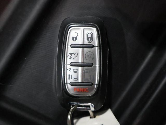 Photo of 2020 Granite Crystal Metallic Clearcoat Chrysler Pacifica