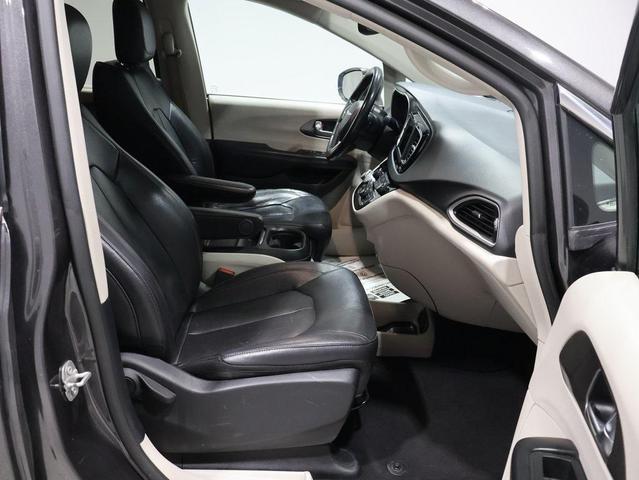 Photo of 2020 Granite Crystal Metallic Clearcoat Chrysler Pacifica