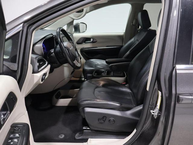 Photo of 2020 Granite Crystal Metallic Clearcoat Chrysler Pacifica