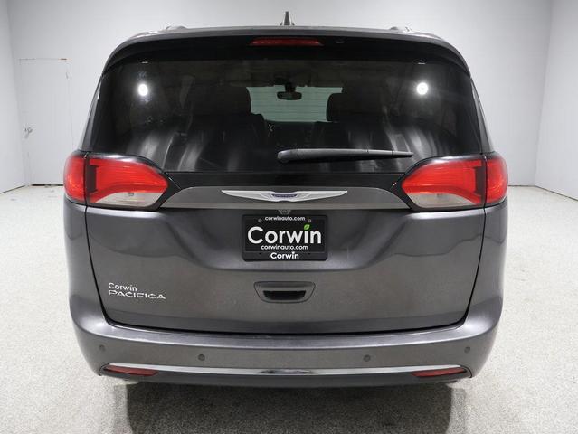 Photo of 2020 Granite Crystal Metallic Clearcoat Chrysler Pacifica