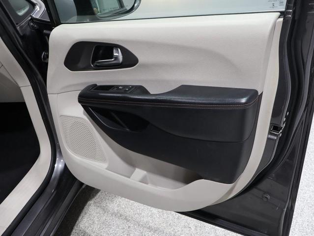 Photo of 2020 Granite Crystal Metallic Clearcoat Chrysler Pacifica