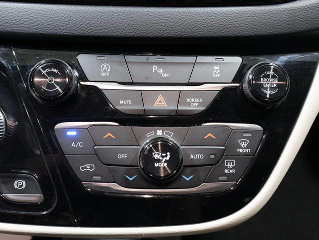 Photo of 2020 Granite Crystal Metallic Clearcoat Chrysler Pacifica