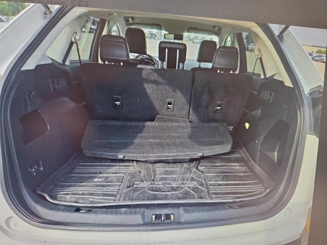 Photo of 2022 Oxford White Ford Edge