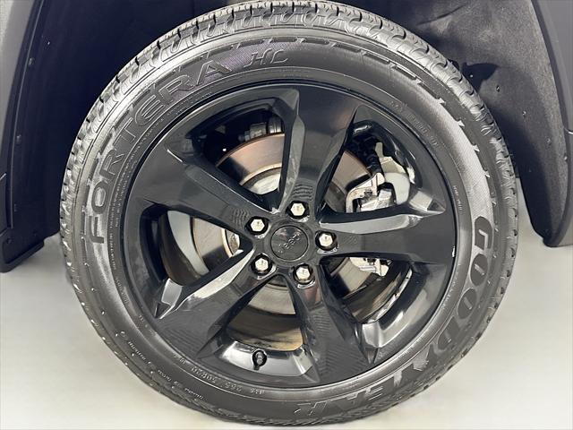 Photo of 2023 Bright White Clearcoat Jeep Grand Cherokee L
