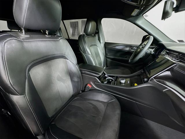 Photo of 2023 Bright White Clearcoat Jeep Grand Cherokee L