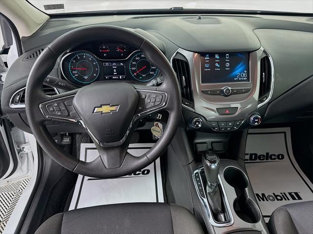Photo of 2018 Summit White Chevrolet Cruze