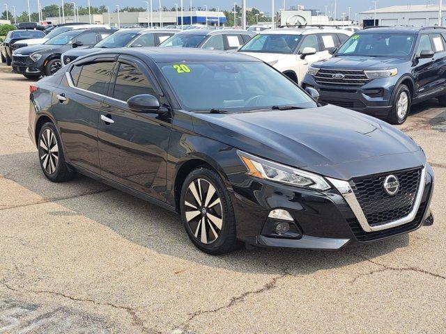 Photo of 2020 Super Black Clearcoat Nissan Altima