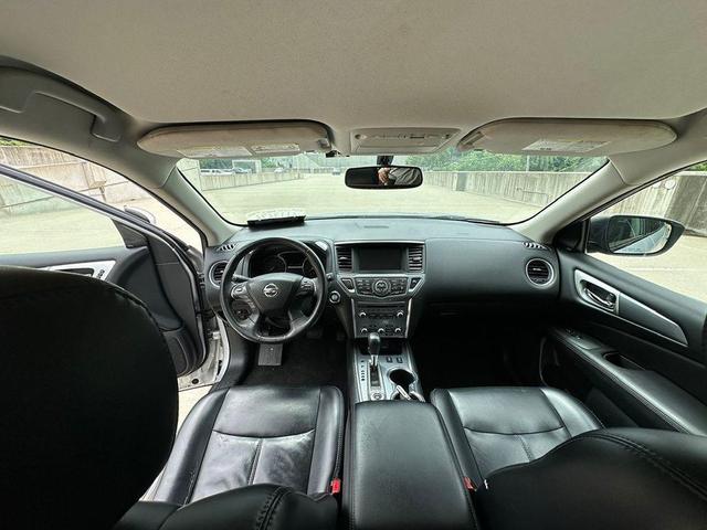 Photo of 2018 Brilliant Silver Nissan Pathfinder