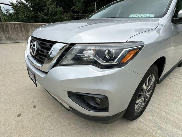 Photo of 2018 Brilliant Silver Nissan Pathfinder