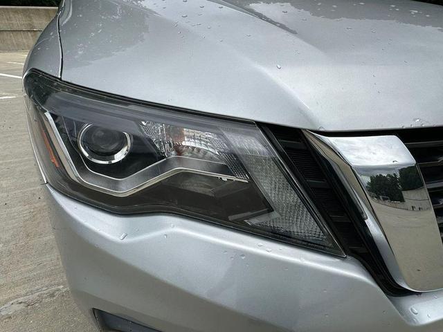 Photo of 2018 Brilliant Silver Nissan Pathfinder