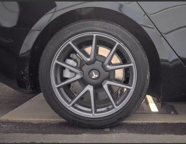 Photo of 2021 Black Tesla Model 3