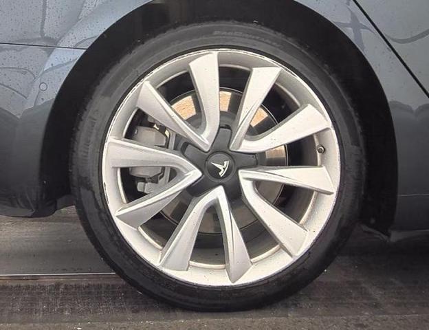 Photo of 2018 Silver Tesla Model 3