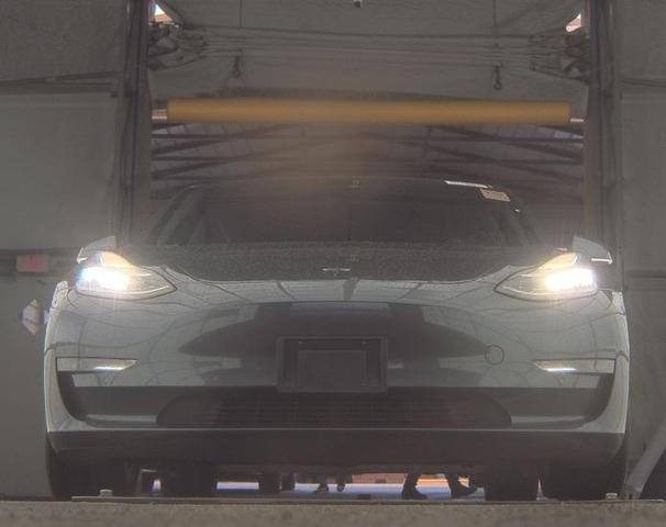 Photo of 2018 Silver Tesla Model 3